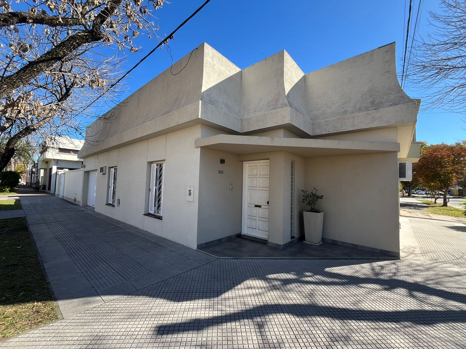 España 203 (esquina Laprida)